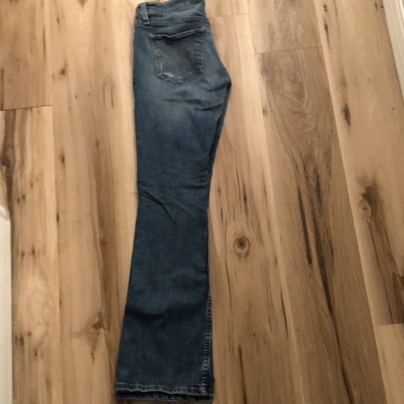 LEVI’S 518 SUPERLOW Junior Size 5 Jeans. In like new condition! 32” pant length. - Picture 2 of 6